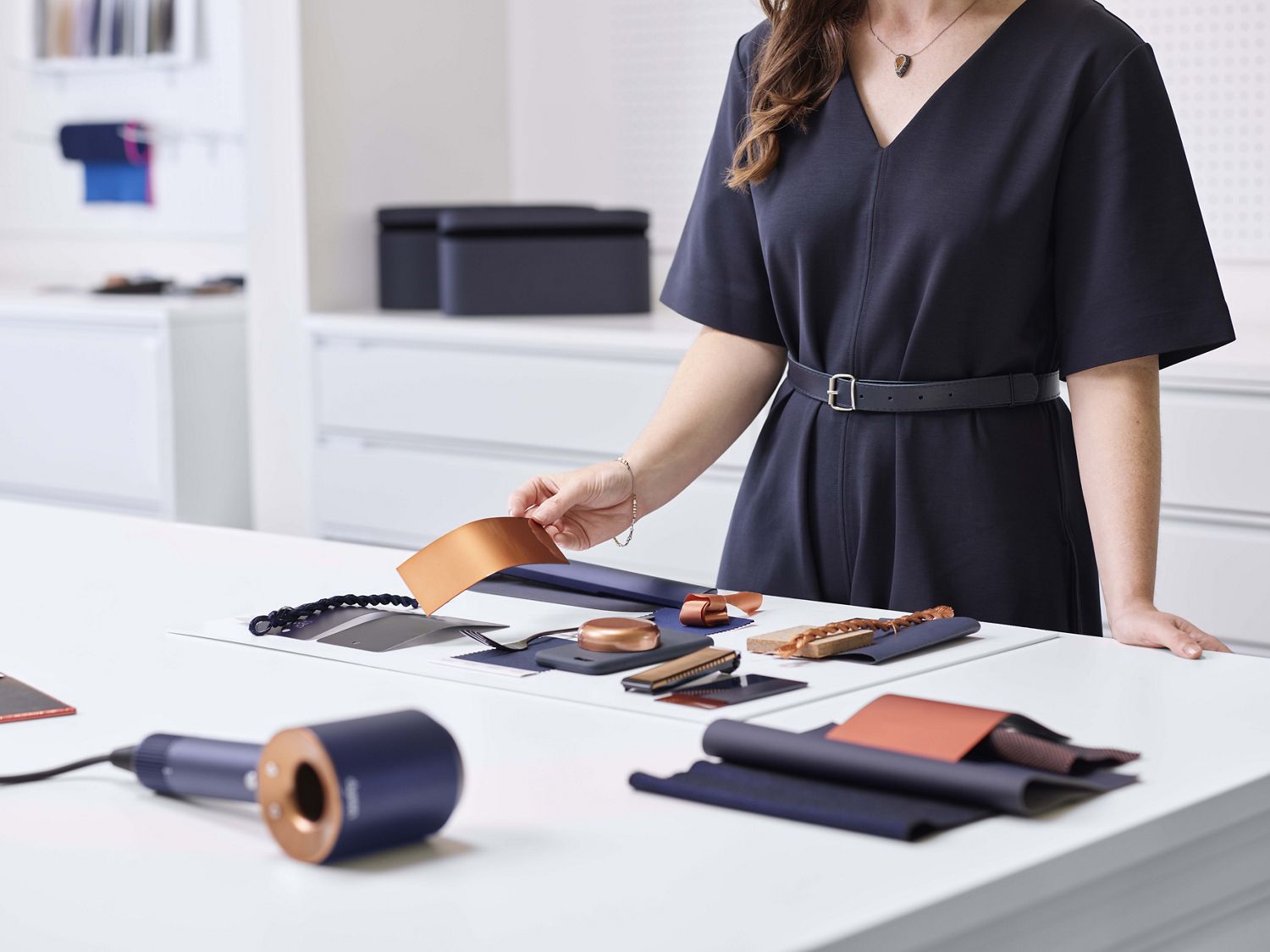 photo du sèche-cheveux Dyson Supersonic™ dans les laboratoire pendant le choix des coloris